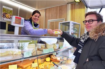 Käsehändlerin Inga Meyer verkauft Kunde Louis Kretschmer Biokäse. 