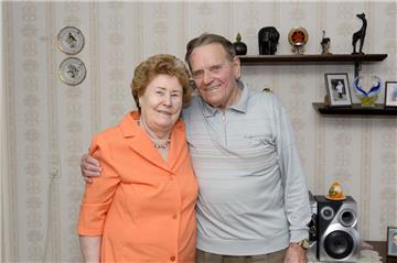 Käthe und Günter Leuteritz feiern heute ihren 60. Hochzeitstag. Verliebt haben sie sich, als sie sich beim Tanzen kennen lernten. Seit 13 Jahren lebt das Paar in Bremerhaven.