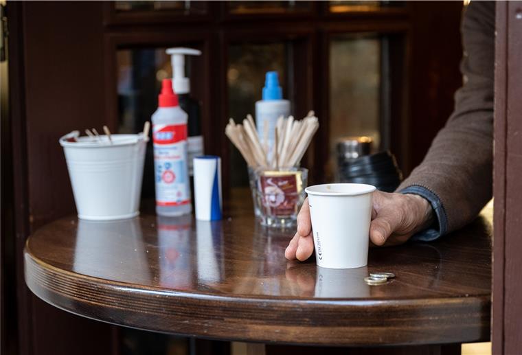 Gastronomie fordert Verlängerung von „Novemberhilfen“ Kaffee gibt es in Bars und Restaurants derzeit nur zum Mitnehmen.