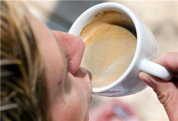 Frau trinkt Kaffee
