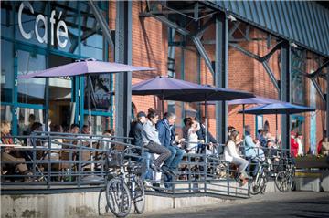 Kaffee, Kuchen, Schiffe: Auf der Außenterrasse im Café des Havenbäckers im Schaufenster kann man es sich gut gehen lassen und das Treiben beobachten.