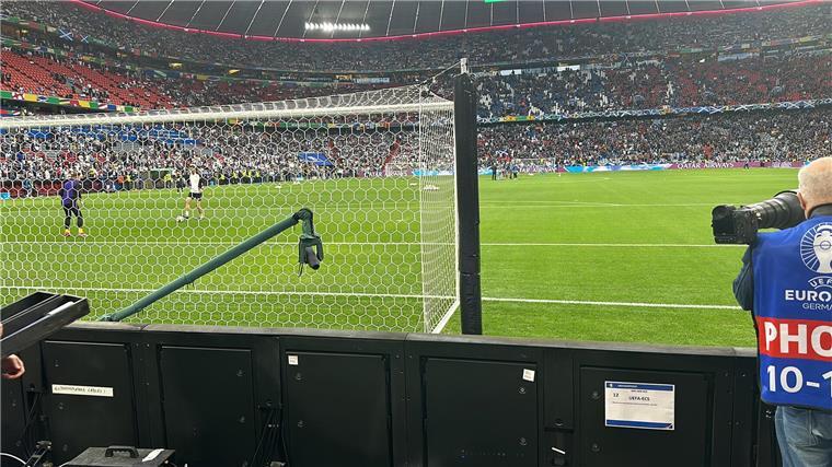 Plötzlich knackt die Hand - Bremerhavener nach Füllkrug-Schuss in Notaufnahme Kai Flathmann hatte die perfekte Sicht beim Eröffnungsspiel. Doch nach dem Handbruch musste er seinen Platz in der ersten Reihe aufgeben.