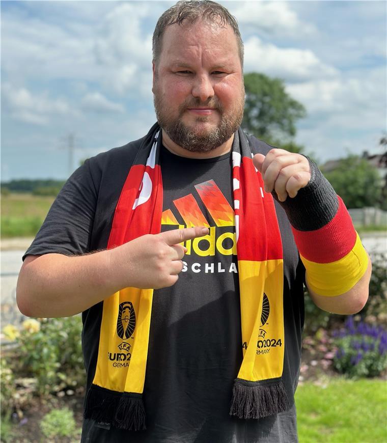 Bremerhavener mit besonderer Geschichte zu Gast bei NDR-Sendung Kai Flathmann mit seinem Gips an der gebrochenen Hand.