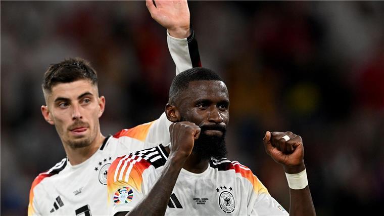 Kai Havertz (l) und Antonio Rüdiger jubeln nach dem Sieg.