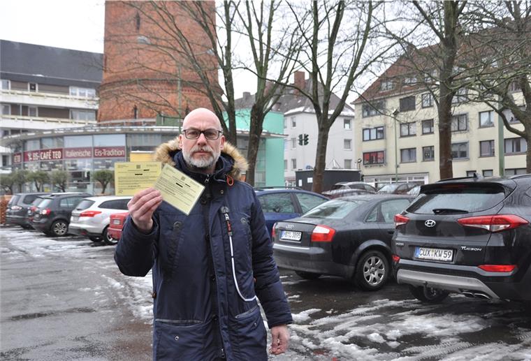 Geestemünde: Ärger für Anwohner beim Parken Kai Martin Ulrich hält seine Anwohner-Sondergenehmigungen fürs Parken in die Höhe.