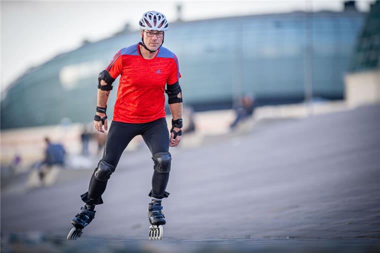 Kai Martin Ulrich trainiert am Deich in Bremerhaven für seinen ersten Marathon auf Rollen. 