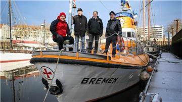Kai Steffen, Hans-Jürgen Hauptmann, Manfred Meier und Jürgen Köper (v.l.) stehen auf dem Seenotrettungskreuzer "Bremen" im Museumshafen in Bremen-Vegesack.