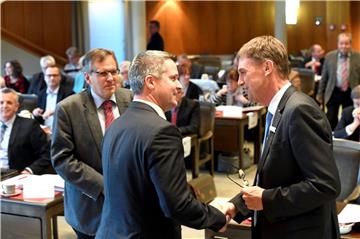 Kai-Uwe Bielefeld (rechts) - hier bei der konstituierenden Sitzung des Kreistages 2016 - will wieder als Landrat antreten.
