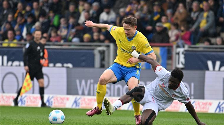 Lautern stolpert erneut im Aufstiegsrennen Kaiserslauterns Ragnar Ache (r) im Zweikampf mit Braunschweigs Paul Jaeckel.