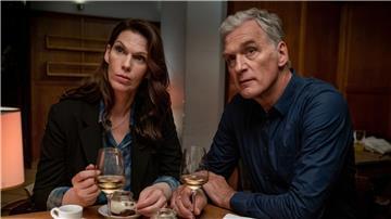 Kaja Johansen (Ilonka Petruschka) und Robert Anders (Walter Sittler) begegnen sich im Restaurant - so der Ausgangspunkt von „Der Kommissar und der See“.