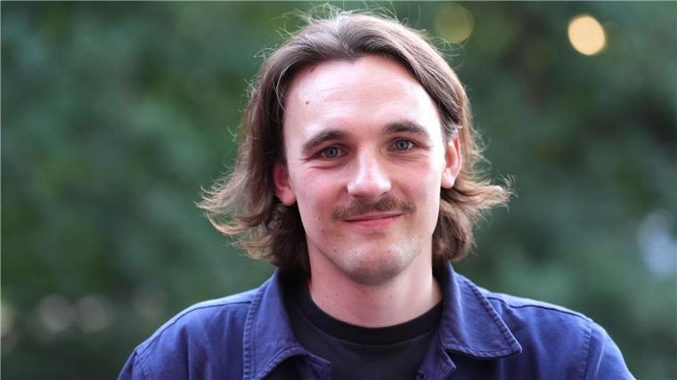 Shortlist 2025: „Jede Lektüre ist ein Befreiungsschlag“ Kaleb Erdmann ist mit seinem Roman „Die Ausweichschule“ auf der Shortlist 2025 vertreten (Archivbild).