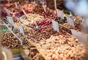 Kalorienfalle Weihnachtsmarkt. So können Kalorien beim Schlendern auf dem Markt gespart werden.