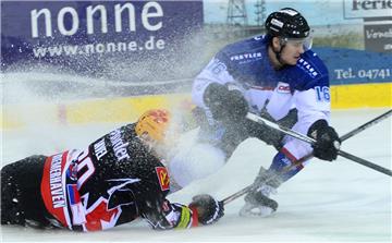 Kalte Dusche für die Pinguins. Foto Scheer