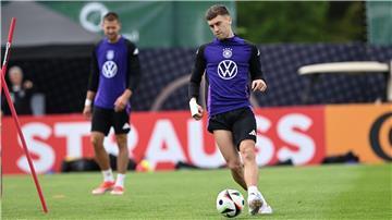Kam erstmals in der Premier League zum Einsatz: Brajan Gruda (r).