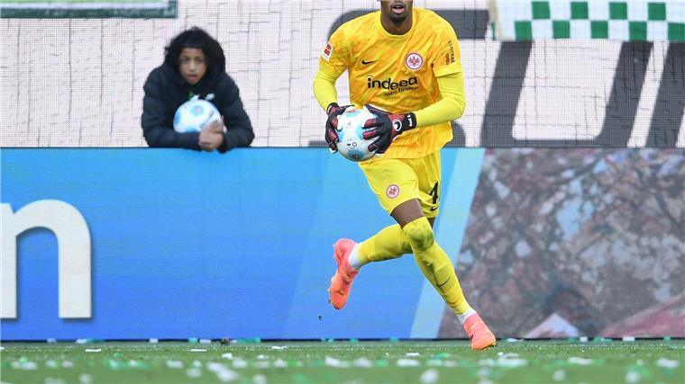 Verletzung beim Abschlag: Trapp muss zur Halbzeit raus Kam zu seinem Bundesliga-Debüt: Frankfurts Torwart Kaua Santos.
