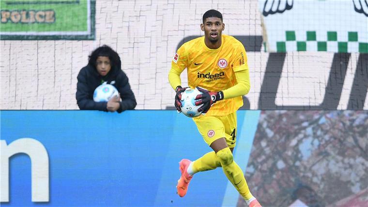 Eintracht-Torwart Trapp fällt wochenlang aus Kam zu seinem Bundesliga-Debüt: Frankfurts Torwart Kaua Santos.