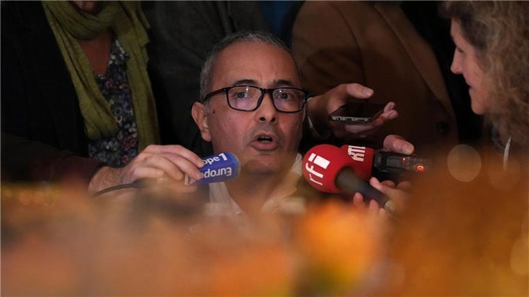 Kamel Daoud steht Reportern Rede und Antwort, nachdem er den Prix Goncourt erhalten hat.