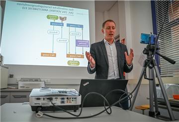 Kamera läuft: Die Vorlesungen von Professor Hauke Hilz aus dem Studiengang Lebensmitteltechnologie/-wirtschaft lassen sich über das Internet abrufen.