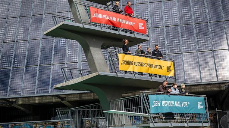 Kampagne gegen sexualisierte Gewalt im Sport: Studentinnen der Hochschule Bremerhaven hängen Plakate am Bremer Stadionbad auf. 