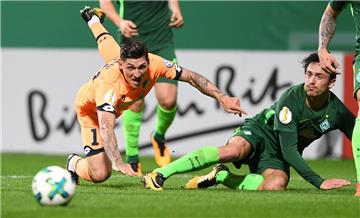 Kampf war Trumpf im Weserstadion. So wie in diesem Zweikampf zwischen Werders Thomas Delaney (rechts)und  Hoffenheims Steven Zuber. Foto Jaspersen/dpa 