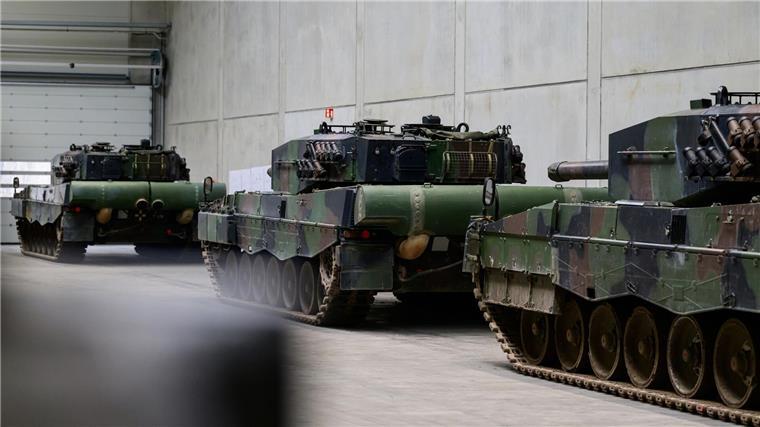 Rheinmetall legt Zahlen vor: Aktie ist im Höhenflug Kampfpanzer vom Typ Leopard 2A4 stehen in einer Halle von Rheinmetall.