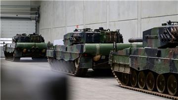 Kampfpanzer vom Typ Leopard 2A4 stehen in einer Halle von Rheinmetall.
