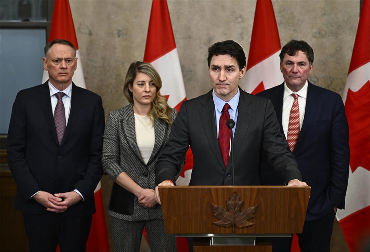 Trump zündet Handelskrieg! Harte Zölle gegen China, Kanada & Mexiko Kanadas Premierminister Justin Trudeau spricht zu den Medien, nachdem US-Präsident Trump eine Reihe von Zöllen gegen Kanada, Mexiko und China verhängt hat.