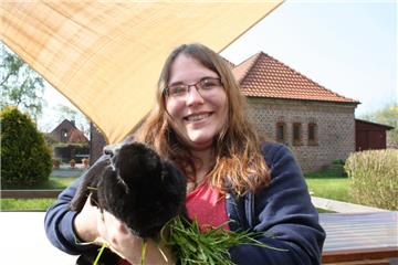 Kaninchen Dumbo in guten Händen: Tanja Müssig aus Sandstedt ist Mitglied im bundesweit aktiven Verein Kaninchenschutz und setzt sich für das Wohl von Kaninchen ein.  Foto Gehrke