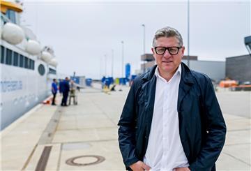 Kann ein Surfer mit Elektroantrieb schneller übers Meer düsen als ein Katamaran? Der Bürgermeister von Helgoland, Jörg Singer, will das im Sommer ausprobieren.