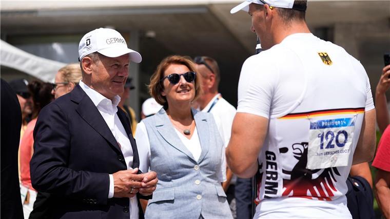 Kanu-Olympiasieger Tom Liebscher-Lucz (r) im Gespräch mit Bundeskanzler Olaf Scholz.