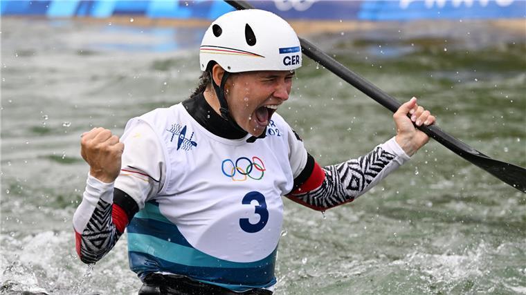 Kanutin Elena Lilik bejubelt ihre Silbermedaille.