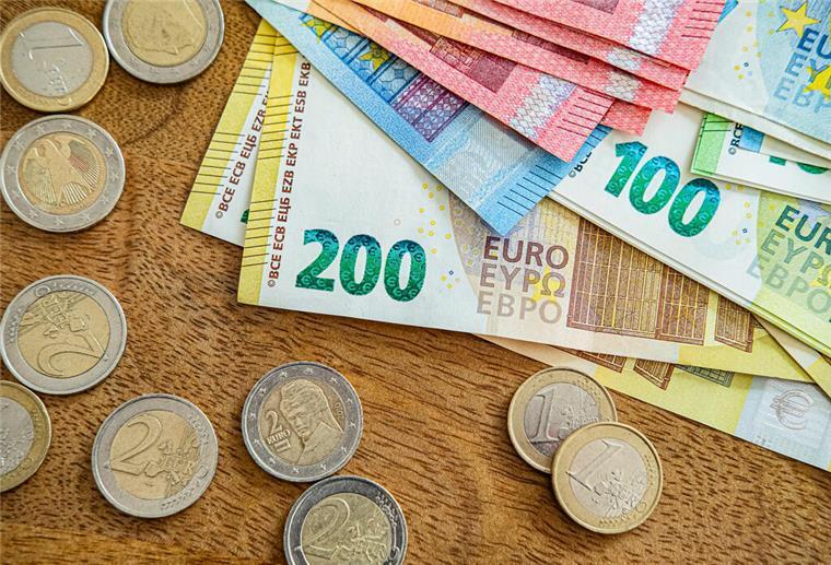Geldscheine und Münzen liegen auf einem Tisch. Kanzler Friedrich Merz will den Soli abschaffen. Das hat Folgen für Millionen Gehälter. 