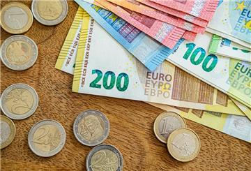 Geldscheine und Münzen liegen auf einem Tisch. Kanzler Friedrich Merz will den Soli abschaffen. Das hat Folgen für Millionen Gehälter. 