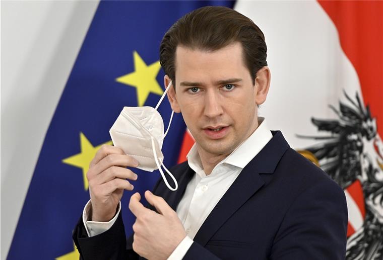 Sebastian Kurz, Bundeskanzler von Österreich, setzt bei einer Pressekonferenz im Bundeskanzleramt seinen Mund-Nasen-Schutz ab