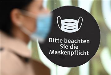 Kanzlerin Angela Merkel hat das Tragen von Masken an öffentlichen Plätzen in Risikogebieten beschlossen.