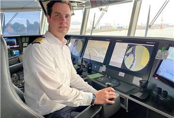 Kapitän Heiner Eilers an seinem Arbeitsplatz auf der Brücke der „Halunder Jet“. 