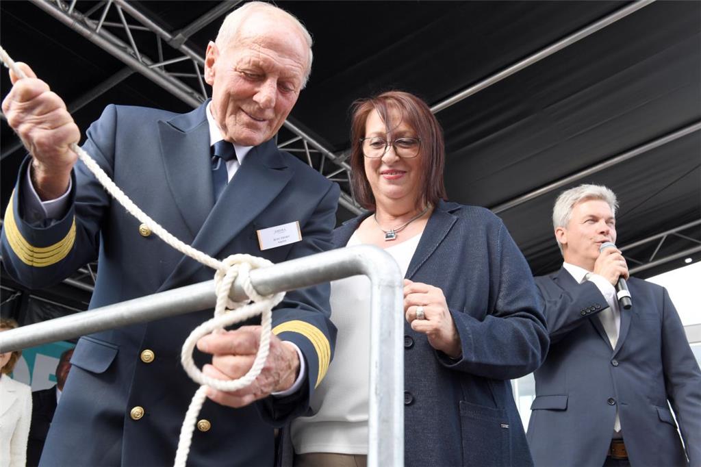 Kapitän Jens Thorn und Taufpatin Petra Kaiser lösen das Seil. Foto: Scheer