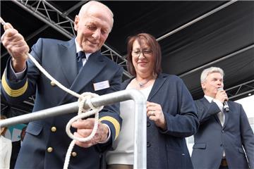 Kapitän Jens Thorn und Taufpatin Petra Kaiser lösen das Seil. Foto: Scheer