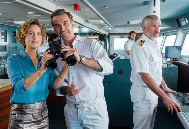 Kreuzfahrtfans aufgepasst: Neue Folgen von „Das Traumschiff“ geplant Kapitän Max Parger (Florian Silbereisen) steuert in diesem Jahr neue Ziele mit dem Traumschiff an. Dieses Bild zeigt eine Szene aus dem ZDF-Film „Das Traumschiff - Nusantara“.