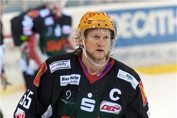 Kapitän Mike Moore verlängerte seinen Vertrag bei den Fischtown Pinguins um zwei Jahre.