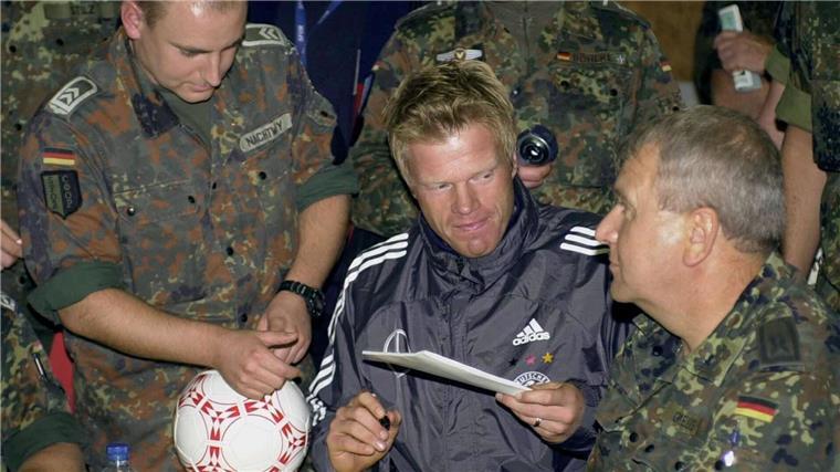 Rote Karten, Bundeswehr: Was Völler 2002 in Bosnien erlebte Kapitän Oliver Kahn gibt deutschen Soldaten Autogramme.