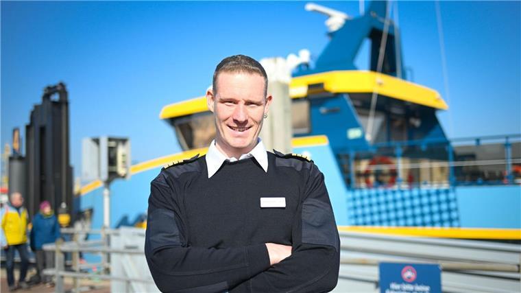 Reederei stellt erstes deutsches Seeschiff mit E-Motoren vor Kapitän Stephan Ulrichs hat den Bau des Schiffes von Beginn an begleitet.
