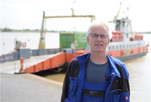 Kapitän und Reeder Peter Schultze von der Schnellfähre Brake-Sandstedt kämpft derzeit mit den hohen Brennstoffpreisen.