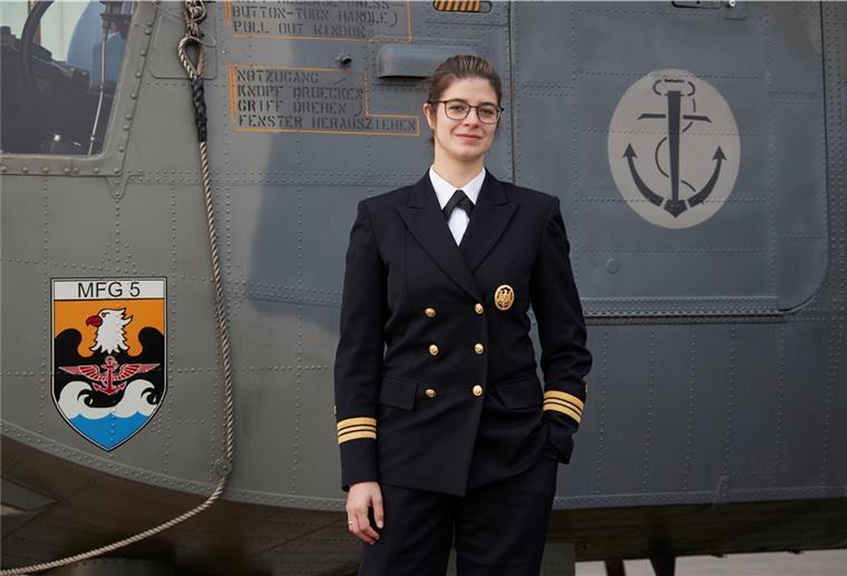 Kapitänleutnant Julia Sälzer ist technische Einsatzoffizierin beim Stab der technischen Gruppe des Marinefliegergeschwader 5 in Nordholz. 2021 hat sie als erste Nordholzer Soldatin den Admiral-Kriebel- Preis erhalten.