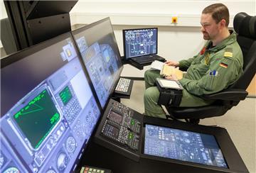 Kapitänleutnant Sebastian wird Hubschrauberpilot. Das Fliegen auf dem Einsatzmuster Sea Lynx hat er unter anderem mit Hilfe dieses digitalen Cockpit-Verfahrenstrainers gelernt.