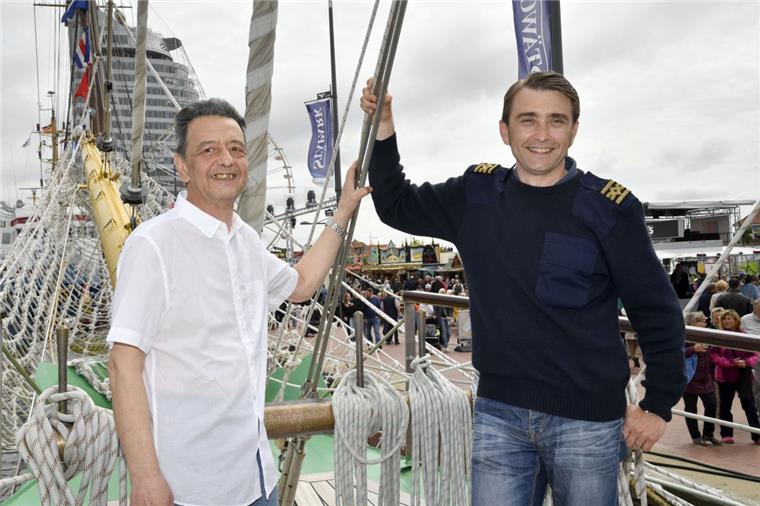 "Royal Helena" aus Bulgarien ist ein Star beim Seestadtfest Kapitäns-Wechsel auf der Barkentine "Royal Helena": Julian Qvidin Eram (rechst) gibt das Kommando an Lyobumir Shekerdzhiev ab. Zum Open Ship freut sich die Crew auf viele neugierige Besucher.