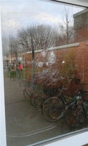 Kaputte Fensterscheiben sind an der Heinrich-Heine-Schule an der Tagesordnung. 