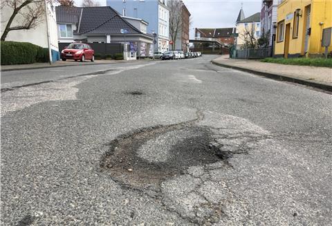 Kaputte Straßen wollen repariert werden – und kosten Geld.