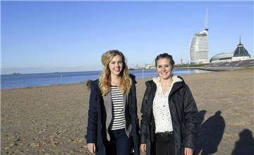 Kara Pekrun (links) und Philine Ernstorfer wollen zeigen, dass die Nordseeküste ein lohnendes Urlaubsziel für junge Leute ist.