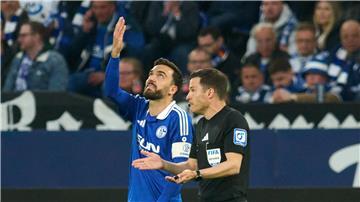 Karaman diskutiert mit dem Schiedsrichter.